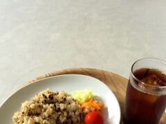 豊島美術館ミュージアムショップ兼カフェの写真です
同じく西沢立衛の設計です

メニューはドライカレーです。
ドリンクは好きなものを選べます