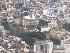 富山市役所(画面上部)、富山県庁(画面中段右寄り)
富山市役所には展望塔があり天気が良ければ立山が見える