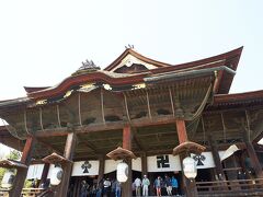 長野といえば善光寺だろうと、善光寺へ。
ちょうど近くのコインパーキングに空きがあったので、そこに停めて参拝。

さすが結構な人。山門ですら立派。