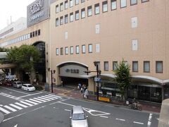 芦屋（あしや）駅



該駅は、大正２年（１９１３年）８月１日開業である。
明治２２年（１８８９年）４月１日の町村合併に拠り成立した精道村請願に依り開設された。
合併前の村名は、該駅付近に存在する踏切名に残存する。
該駅名は該村合併前と同時に消滅した旧芦屋村から採用された事から、地元は難色を示したが、然し、平安期に編纂された伊勢物語（いせ ものがたり）に登場する地名故に、内閣鐵道院は敢えて該名採用に踏切ったが、該地が昭和１５年（１９４０年）１１月１０日附で、市制昇格時に芦屋市と命名した事から、寧ろ、鉄道側が先鞭をつけた形となった。
因みに、一部文献に、該駅開業前に存在した打出信号場を位置変更し駅昇格とした記述を散見するが、当時の内閣鐵道院資料を精査する限り、該信号場は該駅開設と同時に廃止扱となって官報に掲載されており、故に、該信号場が該駅に継承の事実は無く、該文献は事実無根である。
昭和１３年（１９３８年）７月３日発生の 阪神大水害に於いて、付近を流れる芦屋川上流域で決壊した為に、３００００立方メートルもの土砂が該河川流域を襲い、該駅構内は３ｍの浸水被害が発生し、抑止運転で臨時停車中の 東京発神戸行 １２等普通急行列車客車の台車軸箱に浸水被害が発生したが、他駅と比較し、他は貨車２両被災で被害程度は小なり言えた。
大東亜戦争末期たる昭和２０年（１９４５年）５月１１日の西宮芦屋空襲に依り、駅本屋、職員休憩室が全焼、事務室が半焼する被害が発生したが、何れも、該戦争終結後に改めて再建された。
外駅は、開業以来、貨物取扱を行ってきたが、旅客列車増大に依り、貨車上下線入換困難を理由に、昭和３５年（１９６０年）１０月１日附で廃止された。
昭和４４年（１９６９年）６月に現第４代駅本屋が竣工し、同時に橋上化された。
平成７年（１９９５年）１月１７日発生の 阪神淡路大震災に依り、該駅付近は損等の被害が発生したが、甲子園口-芦屋間は同月２５日、芦屋-住吉間は同年２月８日に復旧するまで、該駅前は代替バス乗車の為に長蛇の列が見られた。
http://www.jr-odekake.net/eki/top.php?id=0610137