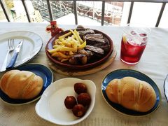 La Balconadaで食べたランチ。
分厚いお肉でしたが、見かけと違って柔らかくおいしかったです。
手前のおだんごみたいなのは、おつまみのコロッケ。
しめて40ユーロ
