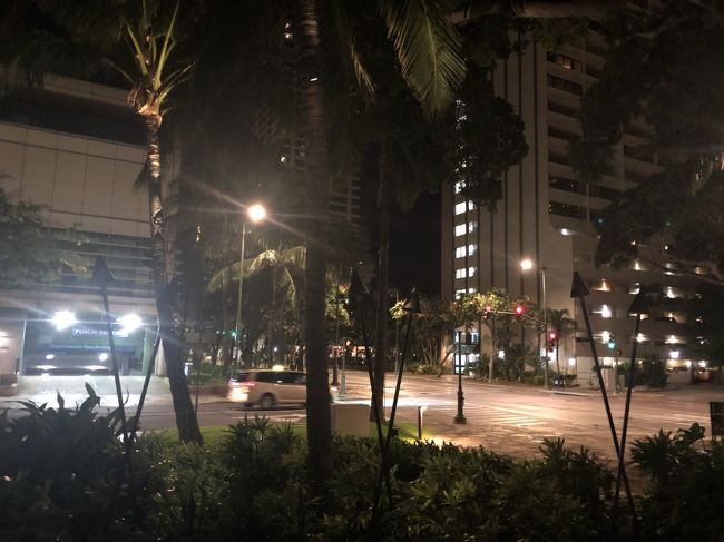 ハワイ３日目です。<br />５時から限定バックを買うために「DEAN&amp;DELUCA」 リッツ・カールトン 店に並びます。７番目です。<br />幸いにも、昨夜、別の社員が、「一緒に並んでもいいですよ」と言ってくれたので、彼と二人で並びます。感謝です。<br /><br />本来、早朝から一人で、ジョギングの予定でしたが、相棒から「絶対バックが欲しいからね！！」と言われ泣く泣くです。<br />