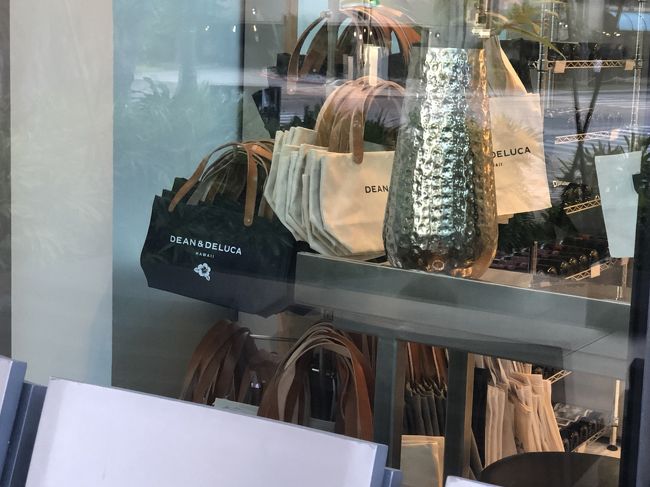 ７時前になるとバックが並べられます。<br />5:30頃、相棒から一緒に並ぼうか？とLINEがありましたが、今さら？と思いつつ、既に30名以上が並んでおり、横入りはＮＧであるためお断りしました。<br />あれだけ「一緒に並ぼう」って言っていたのに・・・