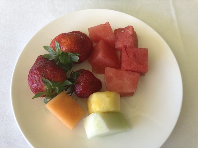 いただいたフルーツです。イチゴはいまいちかな？<br />