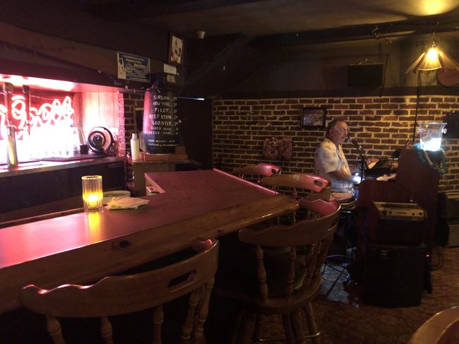 店内は薄暗く、ジャズの演奏もあります。<br /><br />
