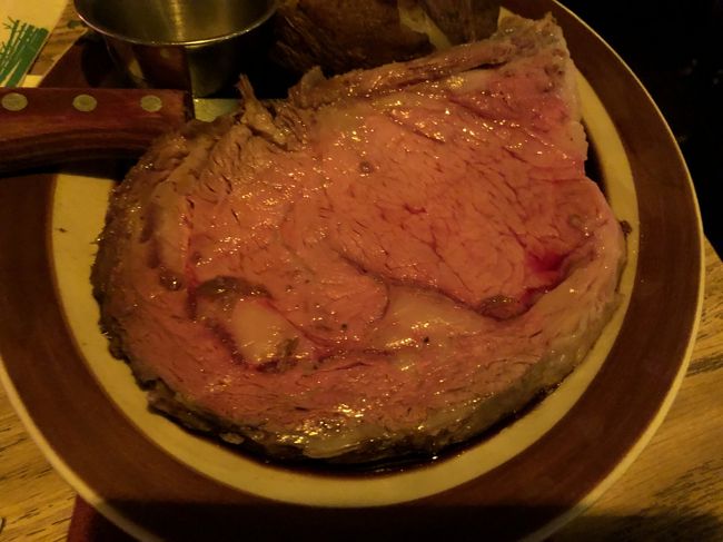 オーダーしたプライムリブです。相棒とシェアーしていただきましたが、美味しいし、サラダーバーもついているし、リーズナブルでおススメなお店です。<br />