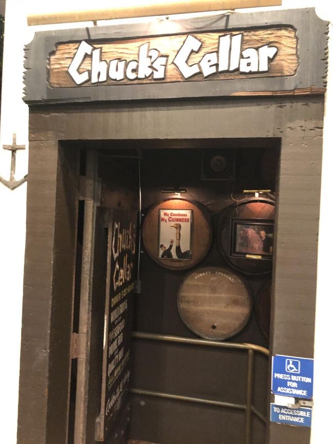 夕食は、パイナップルツアーズ　SAEKOさんおススメの「Chuck's Cellar」です。<br />我々よりも少し前に、社員が数名、訪れましたが、満席で入れなかったようです。<br />(このお店は、予約ができないようです）<br />こちらは２人なので、バーエリアの２名用の小さなテーブルでお願いしました。<br /><br />