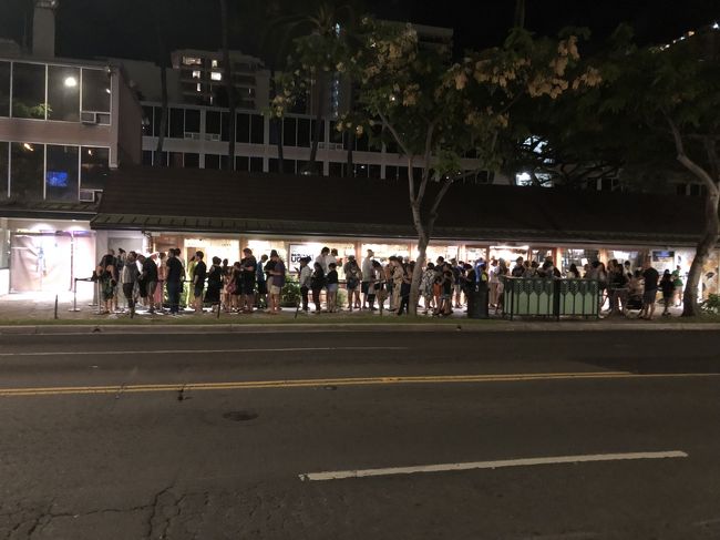 ホテルに戻る途中に行列が・・・丸亀製麺です。それにしても凄いな～<br />この後、相棒から、アサイーボウルが食べたいと言われ、「アイランドヴィンテージコーヒー」へ行き、テイクアウトです。<br /><br />部屋に戻った後は、パッキングやお客さん用にまとめて購入していたお土産を、各社員に割り振りです。<br /><br />