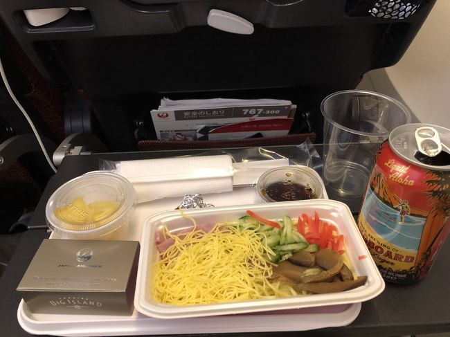 ２食目の機内食です。お菓子の「Big Island Candies 」は、相棒から奪われてしまいました。<br />