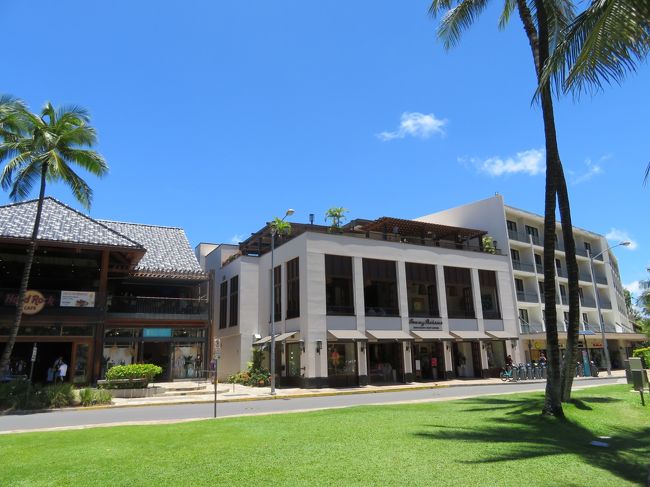 どこへ行こうか迷った結果、アラモアナショッピングセンター方面へ向かうことにしました。<br />写真は、「HARD ROCK CAFE 」と「Tommy Bahama」です。<br />今回も「Tommy Bahama」３Ｆのバーには行けなかったです。<br />
