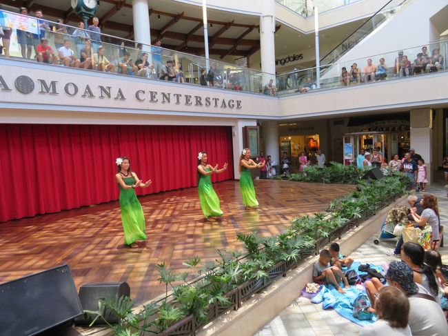 アラモアナショッピングセンターでは、ダンスが行われています。<br />お土産用の「Big Island Candies 」の場所をチェックです。<br /><br />相棒が買い物で「Patagonia」を訪れたいと言っていたため、道順の確認のため、お店まで行くことにしました。<br />相棒は、紫外線がＮＧのため、夕方からしか行動しません。それまでは、ホテルの部屋でのんびりです。<br />