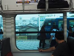 本八戸駅に到着。おお、ここで一気に空きました。向こう側にはリゾートうみねこ号。あれって指定席なしでも乗れるんですねえ。以前に八戸線に乗車したときは、先代うみねこ号ー国鉄型気動車の内装をリクライニングシートに改造した車両だったので、なんとなく懐かしいです。