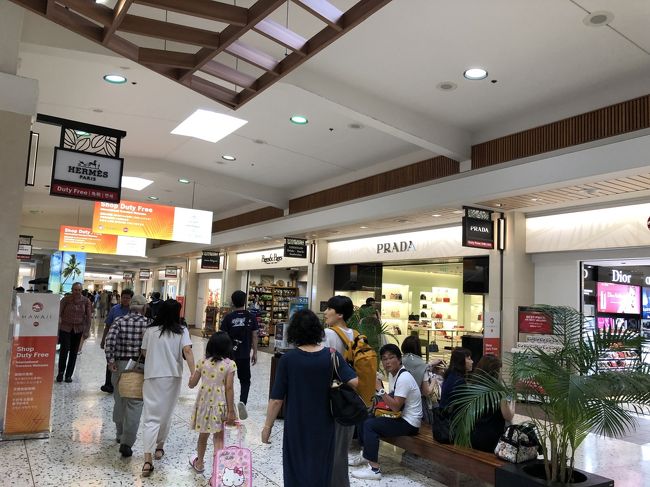 ホテルからは、専用バスで空港まで移動です。空港は、２年前より新しくなっています。<br />