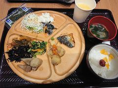 よい一日はよい朝食から。
セントラルホテル武雄温泉駅前の朝食。
宿泊者は無料で食べられる朝食ですが、メニューも充実していて美味しかったです。
食器がプラじゃなくて木製だと美味しそうに見えますね。