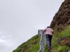 「ゴジラ岩」は見る角度によって、まさにゴジラ！
よくこんな岩になったなと思うくらいにゴジラでしたよ。
（写真はうまくとれてなかったのでないです。。。すまん）

そのまま海側へ歩いて「オロンコ岩」へ
これまたすごい大きい岩？急角度の階段上れば、上まで登れます。
鉄柵もありますが、危うい所もあり子供はおススメしません((+_+))