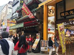 　中華街は修学旅行の学生や観光客で賑やかでした。
　スイーツの店には長い行列もできています。