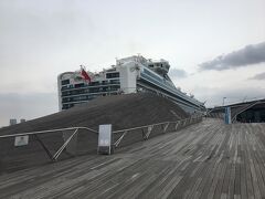 　桟橋に戻って乗船します。今回のクルーズ中の天気予報は良くありません。北海道には梅雨がないと思ってこの時期を選んだのですが残念です。