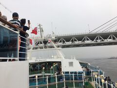 　出港して横浜ベイブリッジの下を通過します。ぶつかりそうな感じですが。