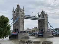 ロンドン塔の城壁から見たタワーブリッジ。内部は博物館で橋の歴史や稼働の仕組みが見学できる。
