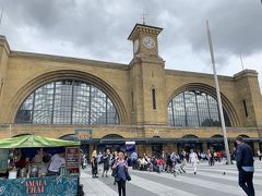 キングスクロス駅。ロンドンの主要駅で、ハリーポッターでもホグワーツ特急の始発駅として登場した。