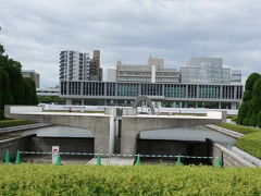 平和の池の向こうに見える、原爆死没者慰霊碑と、広島平和記念資料館。