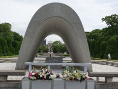 原爆死没者慰霊碑から原爆ドームを望む。

ゆっくりと歩きながら、平和ということについて考えを巡らせました。