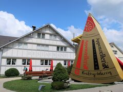 Appenzeller Schaukäserei（アッペンツェラー・チーズ工房）

Stein AR,Dorfのバス停を降りると、この大きなチーズが見えるので迷うことはないと思います。