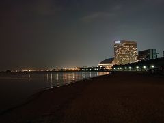 浜辺を歩きます&#128694;&#127747;
たくさんのカップルがイチャついてました&#128107;

ヒルトンホテルが遠い&#128517;