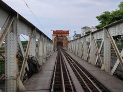 市場から10分程歩きロンビエン橋へ。鉄道は今は使われていません。駅も残っています。
奥まで行きたいけど、ダメみたい。監視員みたいな人に注意された。
大勢だと落ちるな。と思うくらい古い。
