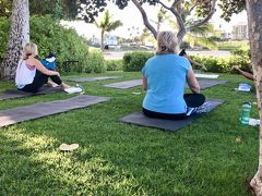 ビーチの端っこの奥まったところにある芝生エリアで開催されます。

かれこれ20年くらい日本でヨガに通っているので だいたいの流れはわかるものの、ヨガの先生の英語が早すぎて…しかも途中でヨガの専門用語とかヒンズー語？がまじるため面倒になり、途中からヨガマットのうえでストレッチして寝てました(　ﾟдﾟ)

約1時間で終了。

部屋に戻ると、主人はまだ寝ていましたが息子が起きていたので二人でアイランドカントリーマーケットで買った果物で朝食。9時にオープンのキッズクラブに行きたいと言うので連れて行きました。

キッズクラブ助かるー(*´∇｀*)

11時になり、息子をキッズクラブからピックアップしてフォーシーズンズをチェックアウト。ああ、ここに3泊くらいすればよかったー後ろ髪を引かれる思いです。また絶対来よう！