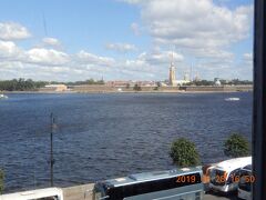 ネバ川対岸の｛ペトロパヴロフスク要塞｝