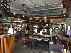 お目当てのドックヤードは目の前でした。ドアを開けて入ったら、あらお洒落！・・でも時間が早いせいかまだあまりお客さんがいません。