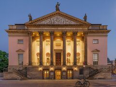 ベルリン国立歌劇場の夜景。
[写真はウィキペディアから拝借]