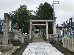 阿須賀神社。

新宮城跡より徒歩で5分程。
新宮駅から城跡に向かう道を熊野川の河口方向に曲り、地方の静かな住宅街を進むと、世界遺産の場所とは思われない場所に広がる境内。