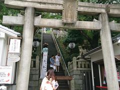 神社も急な階段。