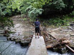 橋を渡った先に六角形の岩が並んでいるのですが、前日の大雨で橋に流木がひっかかり渡れませんでした。

この日は雨が降っていなかったので、前日の大雨の事をすっかり忘れていました。
そもそもこういう日に、川へ近づくのも危険です。