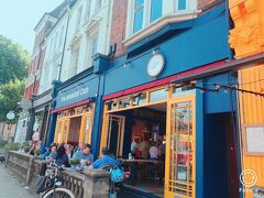 イギリスといえば、イングリッシュブレックファスト。
宿から歩いて10分のところにある「The Breakfast Club」
前日夜にお店のホームページから予約しました。
チェーン店でほかにもたくさん店舗があります。