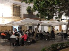 ヘレス・デ・ラ・フロンテーラに戻りペンション近くの広場で夕食