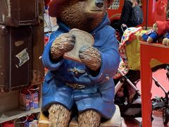 大きなおもちゃ屋を発見！
Hamleysというお店で日本の横浜にもあるようですね。

入ったすぐ横にパディントンベアコーナー。
マーマレードサンド食べてる！リアル！！
パディントンベア好きな夫にぬいぐるみを購入！