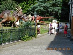 オルジー公園のすぐそば（西側）にあったハンガリー自然史博物館にあった恐竜のモニュメントです。こちらには人がいましたが、自然史博物館の入り口には人の気配もありませんでした。