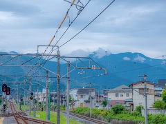 ホームから見える秩父の山々。
山に雲がかかり幻想的。
雲海の時期ですもんねー。
撮り鉄を終えて、秩父神社に出発します。