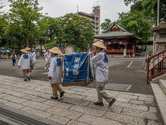 西武秩父駅から15分程歩いて秩父神社に到着です。
お供え物を持った人たちが続々と出て来ます！