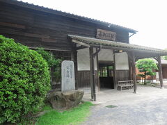 で、ここまで同行してきた一人は鹿児島空港からお帰りになるのですが、
その前に、近くに有名なスポットがあるというので、やって来ました。

現存する県内最古の駅舎だそうです。
（話を聞いたときは、全国最古だと思っていた...）