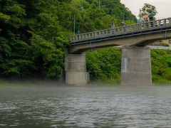 秩父公園橋麓に到着。
川には霧がかかっています。
パラパラと雨粒が。。。