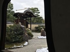 学生時代のバイト先で建仁寺で冬の特別拝観チケットをもらったので行ってみました。雪は大分溶けていましたが、日が溶けかけの雪に反射してとても綺麗でした。