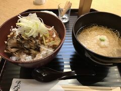 最後は相変わらず京都駅のはしたてで丼と煮麺のセットを食べて帰りました。

日帰りの予定でしたが、雪の京都も見れたしお茶席も寄れたし素敵な旅になりました。京都はお気に入りのお店やホテルが決まってきましたが、まだまだ行ったことないところもたくさんなので、今年もたくさん行けるといいなと思います。後輩の新生活が落ち着いたら、今度は二人で京都旅行したいと思います。