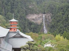 青岸渡寺の三重塔と那智の滝