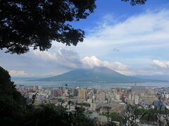 私は雨男なのですが、友人たちといる間は、ずっと雨予報だったのに一度も傘を使わずにすみ、さらに友人を見送ったら晴れました。

ついに桜島とご対面！
でも、頭はまだ隠れています。
