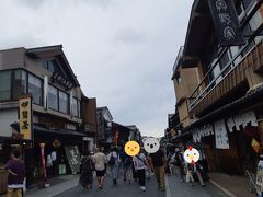 内宮のお参りを終えて、町ブラです。

おかげ横町、おはらい町、人の多さがすごい！！！
さすが週末。

伊勢うどん、手こね寿司、食べたかったですが、並びたくなくて断念。

松阪牛のコロッケ、牛串
イカ焼き、アイス

食べ歩き最高です。

値段は全部高いです(笑)
でも気にしないのが旅行マジック。

帰りの新幹線用に、お寿司をテイクアウトして
伊勢土産を買い、名古屋へ戻り帰路につきます。