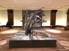 東京・西新宿『パーク ハイアット 東京』2F

奥に高層階行きのエレベーターがあります。

手前にあるオブジェはアメリカ在住アーティスト、
アントニー ドナルドソン氏の作品。

四隅の壁には日本の四季や気候をモチーフにした彫刻が配され、
中央には水中を泳ぐ魚をダイナミックに創作した「エアフロー」が
佇みます。
台座に置かれた腕時計とパレットに、ゲストは必ず足をとめて。
ここから先は時計を置いて、非日常の時間と空間を存分に
楽しんでほしい、ジョン モーフォードの思いがここに。